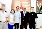 Başkan Yılmaz, Yks'de Derece Yapan İkiz Kardeşleri Ödüllendirdi
