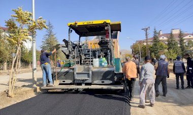 EKİNÖZÜ’NDE YOLLAR YENİLENİYOR