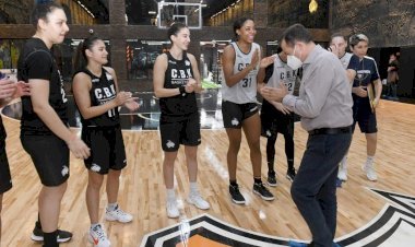 Başkan Abdullah Özyiğit’ten Oyunculara Tatlı İkramı