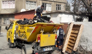 Terk Edilmiş Evden, 4 Römork Çöp Toplandı