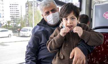 Onursal Oksal Çocuk Yolcularına Şeker, Büyüklere İse Tebessüm Dağıtıyor