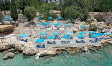 Yüzü  Güneşe  Dönük  Mersin  Plajlarında  Hazırlıklar  Tamam