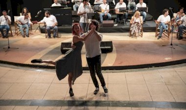 Mersinli  Vatandaşlar Şiire  Ve Şarkılara  Doydu