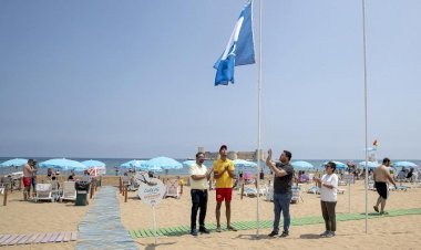 Kızkalesi Halk Plajı’nda Mavi Bayrak Göndere Çekildi