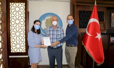 Tarsus  Ticaret Borsası  Başkanı  Murat  Kaya’ya İlk  Kitap  Takdimi