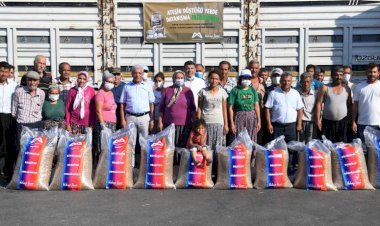 Aydıncık’taki 86 Üreticiye 25 Ton Küçükbaş Hayvan Yemi Dağıtıldı