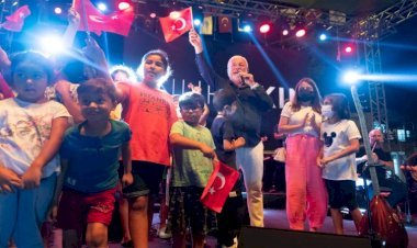 Büyükşehir’in Konserlerindeki Zafer Coşkusu Mersin’i Sarıyor