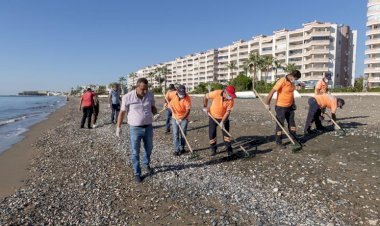 Mersin Büyükşehir, Limonlu Sahili’nde Petrol Atıklarını Temizledi