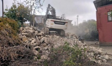 Turgut Reis Ve Esenli’de 2 Metruk Yapı Kontrollü Şekilde Yıkıldı