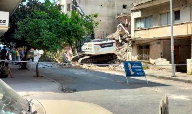 AKDENİZ BELEDİYESİ, CAN GÜVENLİĞİNİ TEHDİT EDEN METRUK BİNALARIN YIKIMINI SÜRDÜRÜYOR