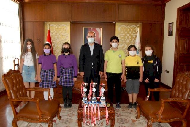 Silifke'de yarışmalarda dereceye giren öğrencilere ödülleri verildi