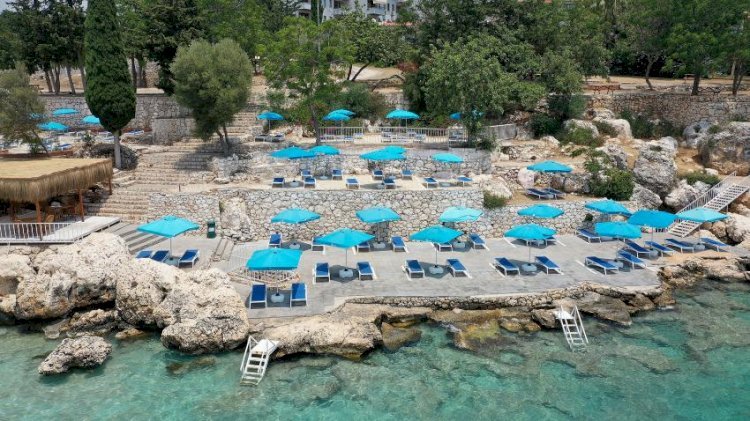 Yüzü  Güneşe  Dönük  Mersin  Plajlarında  Hazırlıklar  Tamam