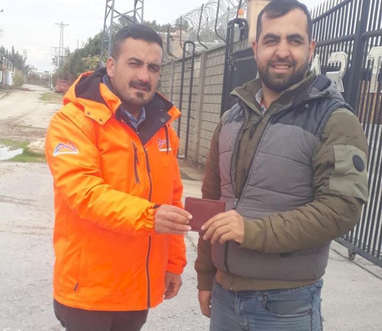 Büyükşehir Personeli, Düşürülen Cüzdanı Sahibine Teslim Etti