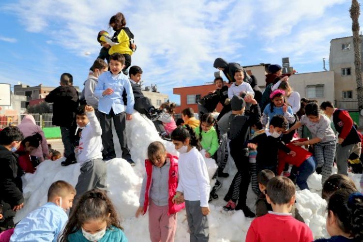 Akdeniz Belediyesi’nden Minik Öğrencilere ‘Kar Sürprizi’