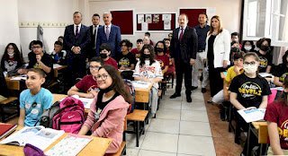 VALİ PEHLİVAN, ÖĞRETMEN VE ÖĞRENCİLERLE BİR ARAYA GELDİ