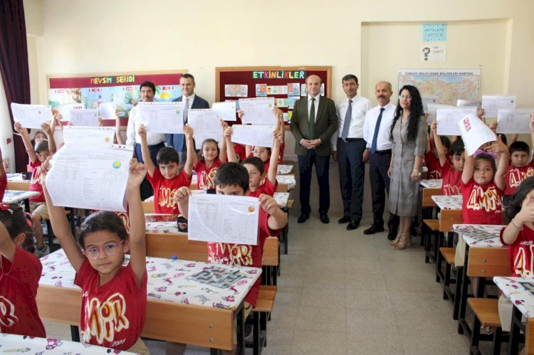 ÖĞRENCİLER KARNELERİNİ ALDI, 90 GÜNLÜK YAZ TATİLİ BAŞLADI